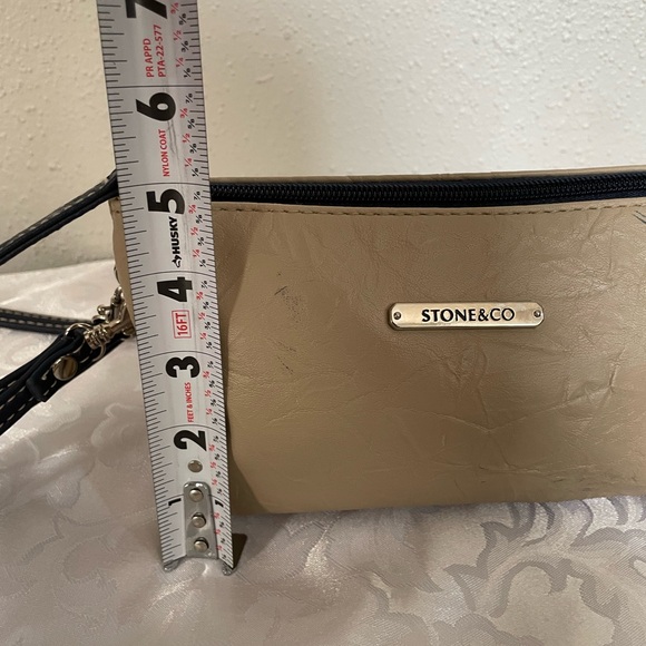 Stone & Co. Beige and Navy Elegant Crossbody Bag Regulable - Picture 13 of 16